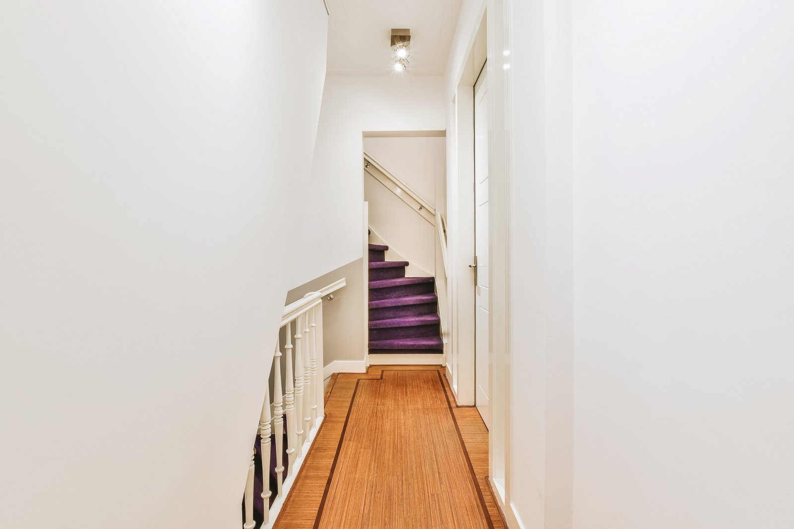 Schmaler Flur mit Treppe
