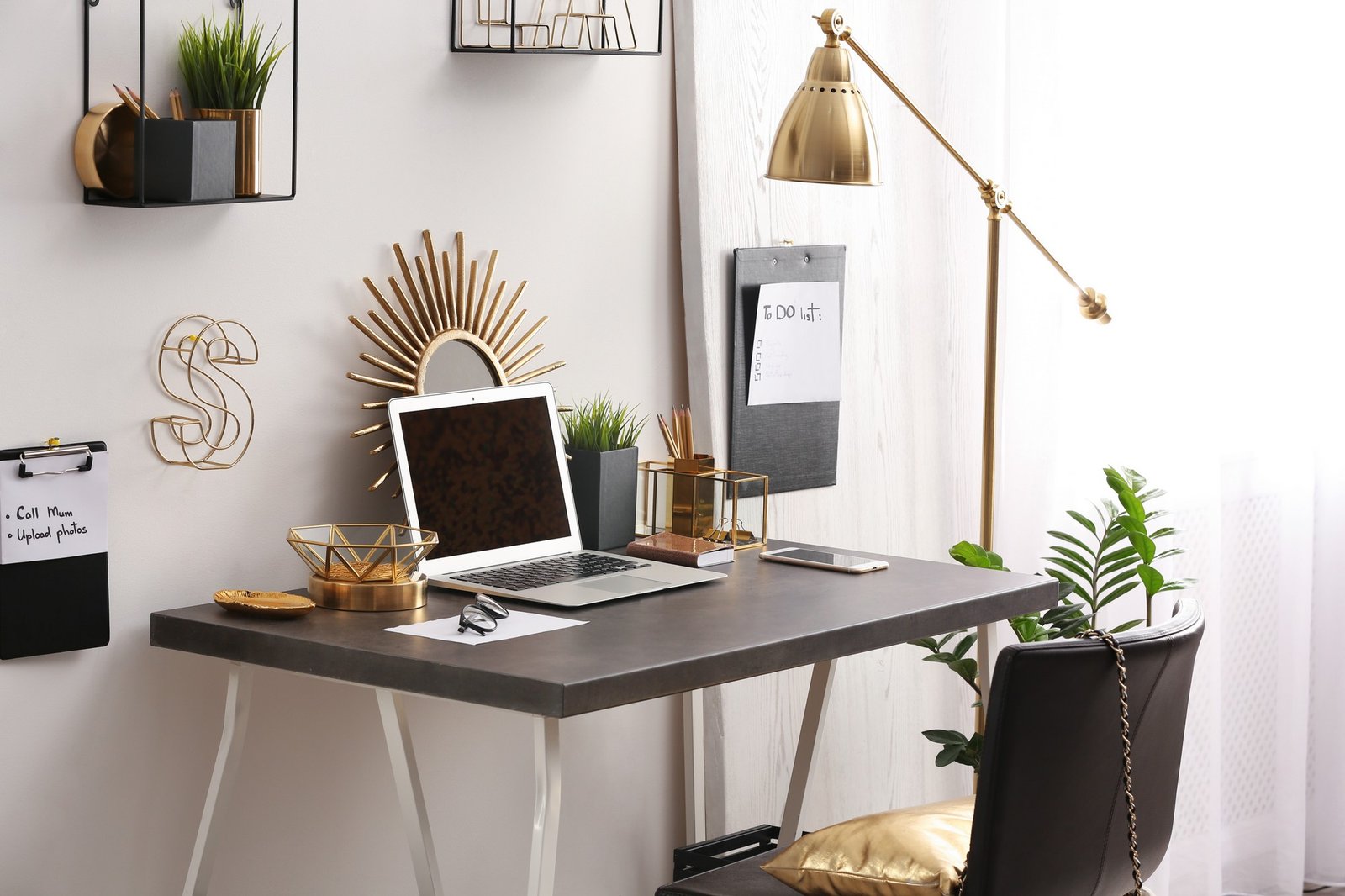 Person im Homeoffice am Schreibtisch