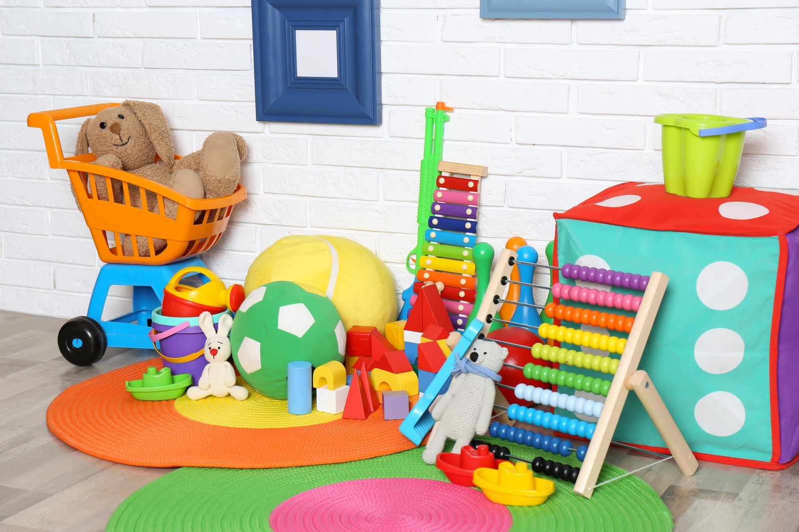 Buntes Kinderzimmer mit Spielzeug