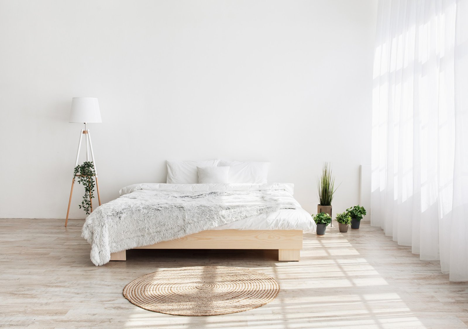 Helles minimalistisches Schlafzimmer