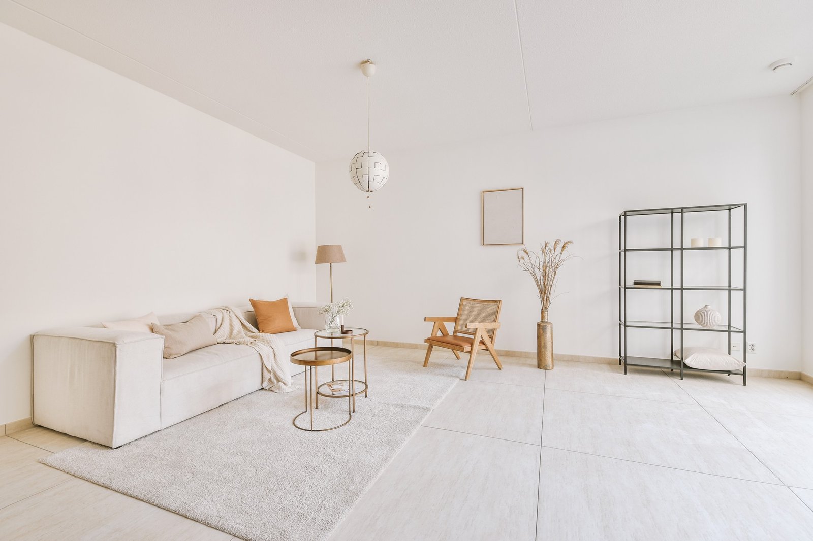 Geräumiges Wohnzimmer mit wenig Möbeln