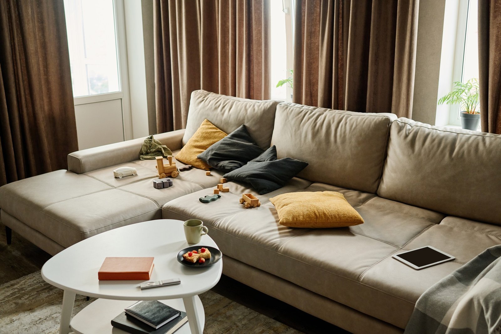Eingerichtetes Wohnzimmer mit Sofa