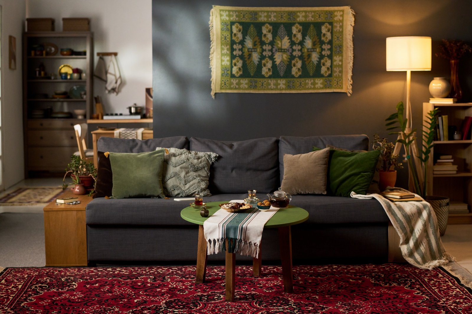 Gemütliches Wohnzimmer mit Teppich und Vorhängen
